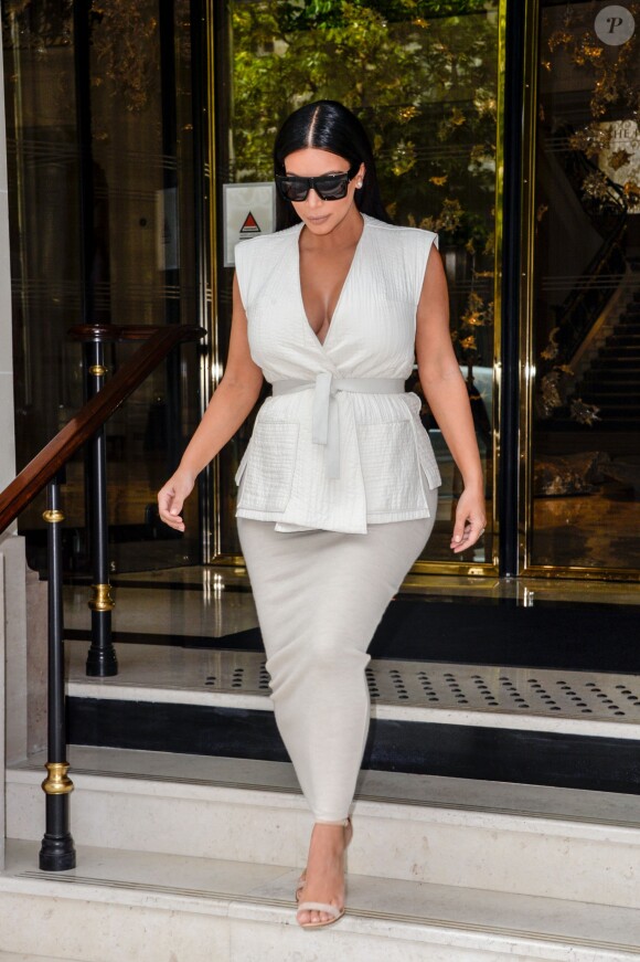 Kim Kardashian quitte son hôtel parisien le 21 juillet 2015 pour une séance shopping