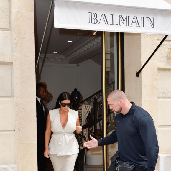 Kim Kardashian, enceinte, quitte la boutique Balmain à Paris le 21 juillet 2015