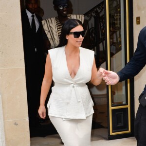 Kim Kardashian quitte la boutique Balmain à Paris le 21 juillet 2015