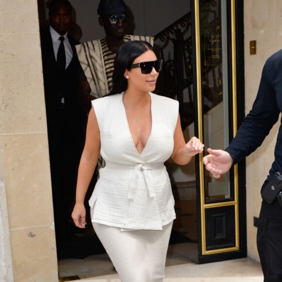 Kim Kardashian quitte la boutique Balmain à Paris le 21 juillet 2015