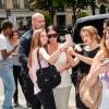 Kim Kardashian quitte la boutique Balmain à Paris le 21 juillet 2015 et fait quelques photos avec ses fans
