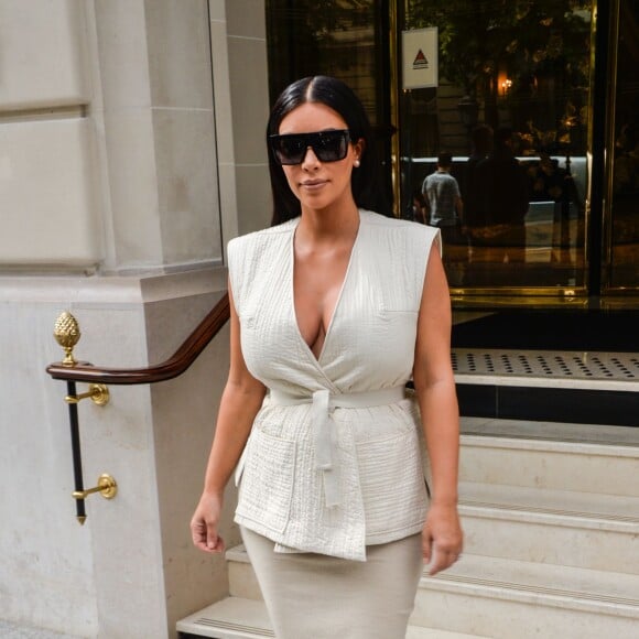 Kim Kardashian quitte son hôtel parisien pour une séance shopping