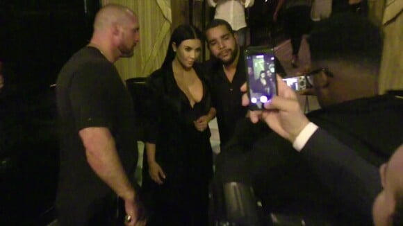 Kim Kardashian a passé une nuit parisienne très VIP. Après s'être rendue Chez Ferdi avec Olivier Rousteing, la star est allée prendre un verre au Costes avant de faire quelques selfies avec ses fans