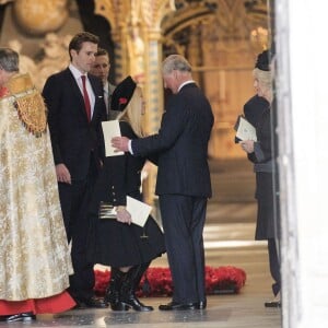 Le prince Charles et Camilla Parker Bowles saluant la famille de Sir David Frost, Carina Frost et ses enfants Miles, George et Wilfred lors de la messe à sa mémoire en l'abbaye de Westminster à Londres, le 13 mars 2014.