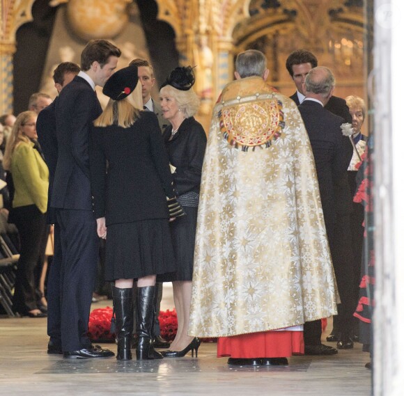 Le prince Charles et Camilla Parker Bowles saluant la famille de Sir David Frost, Carina Frost et ses enfants Miles, George et Wilfred lors de la messe à sa mémoire en l'abbaye de Westminster à Londres, le 13 mars 2014.