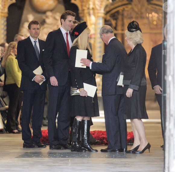 Le prince Charles et Camilla Parker Bowles saluant la famille de Sir David Frost, Carina Frost et ses enfants Miles, George et Wilfred lors de la messe à sa mémoire en l'abbaye de Westminster à Londres, le 13 mars 2014.