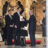 Le prince Charles et Camilla Parker Bowles saluant la famille de Sir David Frost, Carina Frost et ses enfants Miles, George et Wilfred lors de la messe à sa mémoire en l'abbaye de Westminster à Londres, le 13 mars 2014.