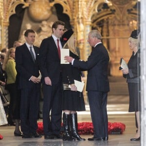 Le prince Charles et Camilla Parker Bowles saluant la famille de Sir David Frost, Carina Frost et ses enfants Miles, George et Wilfred lors de la messe à sa mémoire en l'abbaye de Westminster à Londres, le 13 mars 2014.