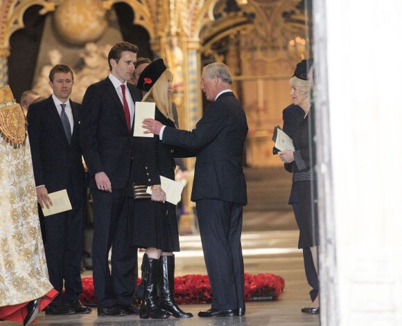 Le prince Charles et Camilla Parker Bowles saluant la famille de Sir David Frost, Carina Frost et ses enfants Miles, George et Wilfred lors de la messe à sa mémoire en l'abbaye de Westminster à Londres, le 13 mars 2014.