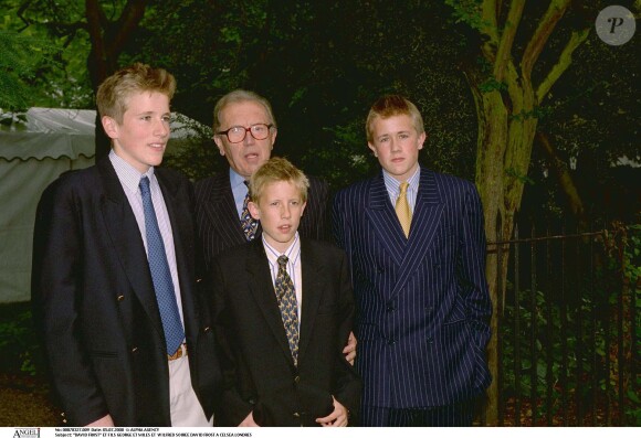 David Frost avec ses trois fils Wilfred, George et Miles en 2000 à Londres.