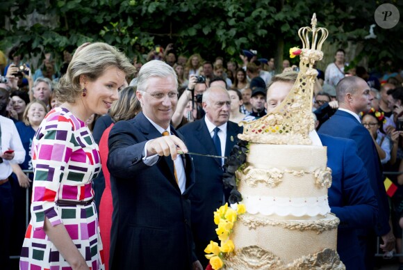Le roi Philippe de Belgique et la reine Mathilde de Belgique au parc Royal de Bruxelles pour une rencontre avec leurs compatriotes à l'occasion de la Fête nationale belge, le 21 juillet 2015.