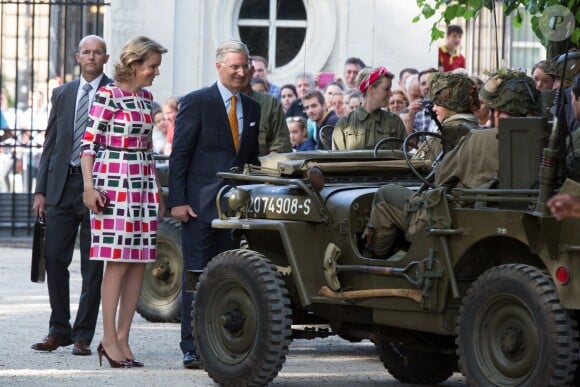 Le roi Philippe de Belgique et la reine Mathilde de Belgique dans le parc Royal de Bruxelles, à l'occasion de la Fête nationale belge le 21 juillet 2015.