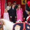 Le roi Philippe et la reine Mathilde de Belgique ont assisté avec leurs enfants la princesse Elisabeth (13 ans), le prince Gabriel (11 ans), le prince Emmanuel (9 ans) et la princesse Eléonore (7 ans) au défilé militaire lors de la Fête nationale le 21 juillet 2015