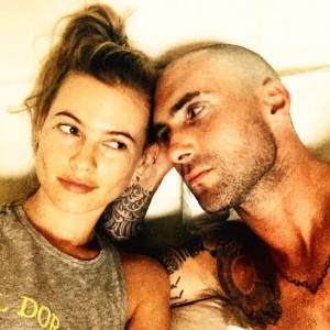 Adam Levine s'est rasé la tête ! Sa femme Behati Prinsloo semble perplexe / juillet 2015