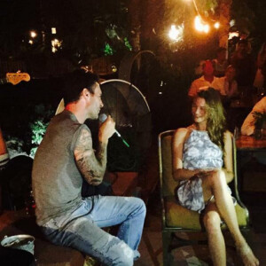 Adam Levine chante une chanson à sa femme Behati Prinsloo pour leur 1er anniversaire de mariage / juillet 2015