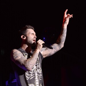 Adam Levine et Maroon 5 en concert à Madrid au Barclaycard Center le 15 juin 2015.  