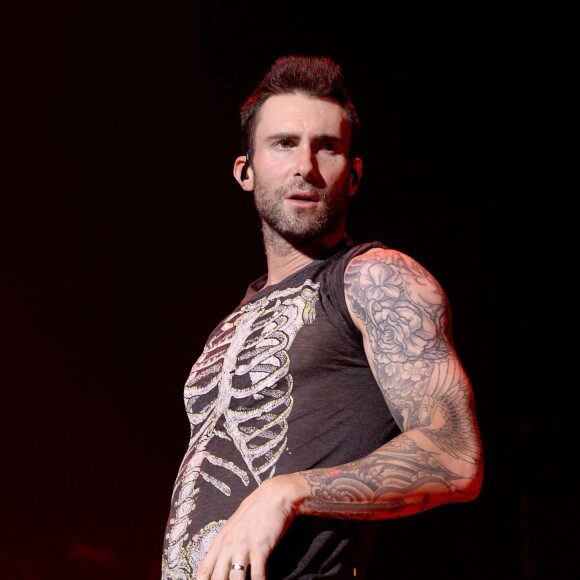 Adam Levine et Maroon 5 en concert à Madrid au Barclaycard Center le 15 juin 2015 