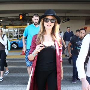 Behati Prinsloo arrive à l'aéroport de Los Angeles, le 9 avril 2015. 