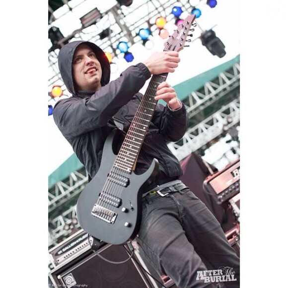 Le groupe americain de metalcore After The Burial. Leur guitariste Justin Lowe a été retrouvé mort à 32 ans le 21 juillet 2015. 