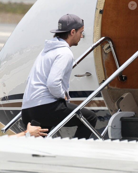 Harry Styles, Liam Payne, Louis Tomlinson, et Niall Horan du groupe One Direction montent à bord d'un jet privé à l'aéroport de Van Nuys, le 21 juillet 2015.