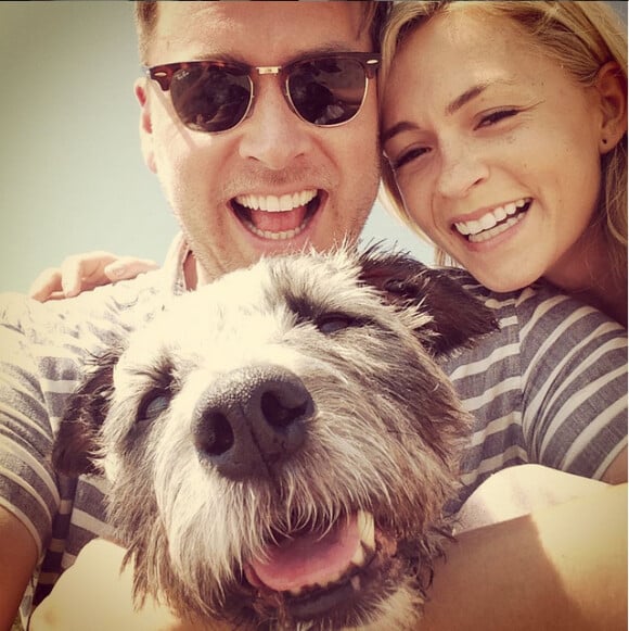 Lindsey Gort avec son époux Beau Loughlin et leur petit chien Raz, photo publiée le 20 juillet 2015
