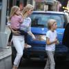 Kelly Rutherford avec ses enfants Hermes et Helena et son compagnon Tony Brand dans les rues de Soho, à New York le 13 juillet 2015
