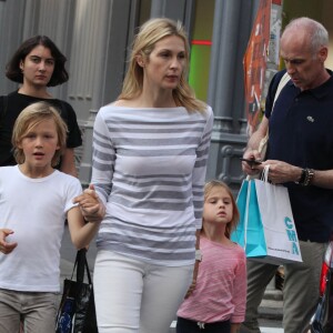 Kelly Rutherford avec ses enfants Hermes et Helena et son compagnon Tony Brand dans les rues de Soho, à New York le 13 juillet 2015