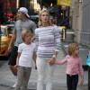 Kelly Rutherford avec ses enfants Hermes et Helena et son compagnon Tony Brand dans les rues de Soho, à New York le 13 juillet 2015