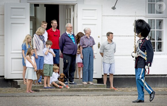 La famille royale de Danemark lors de la relève de la garde au palais de Grasten, le 24 juillet 2015.