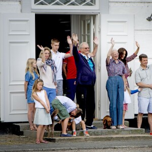 La reine Margrethe II et le prince Henrik entourés du prince Frederik, sa femme la princesse Mary, leurs enfants, la princesse Josephine (avec le bras dans le plâtre), la princesse Isabella, le prince Vincent et le prince Christian, la princesse Alexandra zu Sayn-Wittgenstein-Berleburg, son mari, le comte Jefferson von Pfeil und Klein-Ellguth, leurs enfants le comte Richard Jefferson von Pfeil und Klein-Ellguth, la comtesse Ingrid Jefferson von Pfeil und Klein-Ellguth - La famille royale de Danemark lors de la relève de la garde au palais de Grasten, le 24 juillet 2015.