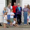 La reine Margrethe II et le prince Henrik entourés du prince Frederik, sa femme la princesse Mary, leurs enfants, la princesse Josephine (avec le bras dans le plâtre), la princesse Isabella, le prince Vincent et le prince Christian, la princesse Alexandra zu Sayn-Wittgenstein-Berleburg, son mari, le comte Jefferson von Pfeil und Klein-Ellguth, leurs enfants le comte Richard Jefferson von Pfeil und Klein-Ellguth, la comtesse Ingrid Jefferson von Pfeil und Klein-Ellguth - La famille royale de Danemark lors de la relève de la garde au palais de Grasten, le 24 juillet 2015.
