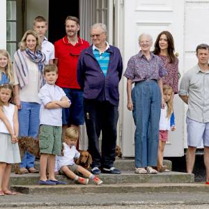 La reine Margrethe II et le prince Henrik entourés du prince Frederik, sa femme la princesse Mary, leurs enfants, la princesse Josephine (avec le bras dans le plâtre), la princesse Isabella, le prince Vincent et le prince Christian, la princesse Alexandra zu Sayn-Wittgenstein-Berleburg, son mari, le comte Jefferson von Pfeil und Klein-Ellguth, leurs enfants le comte Richard Jefferson von Pfeil und Klein-Ellguth, la comtesse Ingrid Jefferson von Pfeil und Klein-Ellguth - La famille royale de Danemark lors de la relève de la garde au palais de Grasten, le 24 juillet 2015.