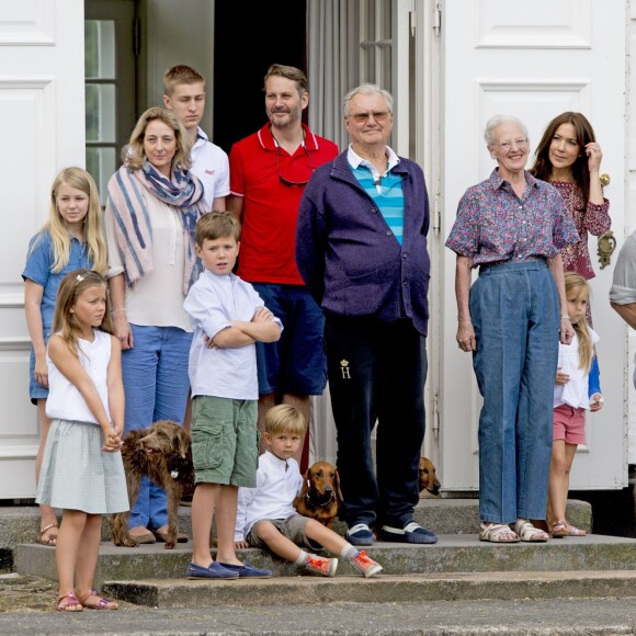 La reine Margrethe II et le prince Henrik entourés du prince Frederik, sa femme la princesse Mary, leurs enfants, la princesse Josephine (avec le bras dans le plâtre), la princesse Isabella, le prince Vincent et le prince Christian, la princesse Alexandra zu Sayn-Wittgenstein-Berleburg, son mari, le comte Jefferson von Pfeil und Klein-Ellguth, leurs enfants le comte Richard Jefferson von Pfeil und Klein-Ellguth, la comtesse Ingrid Jefferson von Pfeil und Klein-Ellguth - La famille royale de Danemark lors de la relève de la garde au palais de Grasten, le 24 juillet 2015.