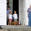 La reine Margrethe II, le prince Frederik, leurs enfants, la princesse Josephine (bras dans le plâtre), le prince Vincent et le prince Christian - La famille royale de Danemark lors de la relève de la garde au palais de Grasten, le 24 juillet 2015.