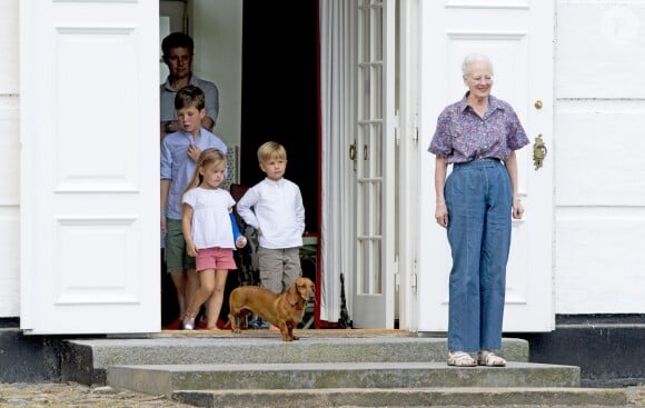 La reine Margrethe II, le prince Frederik, leurs enfants, la princesse Josephine (bras dans le plâtre), le prince Vincent et le prince Christian - La famille royale de Danemark lors de la relève de la garde au palais de Grasten, le 24 juillet 2015.