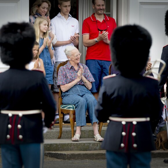 La famille royale de Danemark lors de la relève de la garde au palais de Grasten, le 24 juillet 2015.