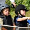 Les jumeaux Vincent et Josephine, avec son bras dans le plâtre, se font transporter à vélo. Le prince Frederik de Danemark, la princesse Mary et leurs enfants sont partis à vélo pour le centre équestre de Grasten le 24 juillet 2015, après la cérémonie de la relève de la garde.