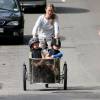 Le prince Frederik de Danemark, la princesse Mary et leurs enfants sont partis à vélo pour le centre équestre de Grasten le 24 juillet 2015, après la cérémonie de la relève de la garde.
