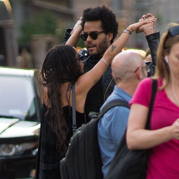 Exclusif - Zoë Kravitz et son nouveau compagnon Twin Shadow (George Lewis Jr.) en amoureux à New York le 16 juillet 2015.