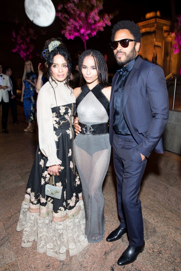 Zoë Kravitz entre ses parents Lenny Kravitz et Lisa Bonet au Met Gala à New York, le  mai 2015. 