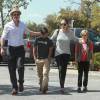 Exclusif - Brad Pitt et Angelina Jolie font du shopping au magasin Toy'R'Us avec leurs enfants Shiloh et Pax à Glendale, le 10 juillet 2015.