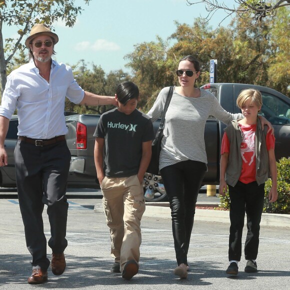 Exclusif - Brad Pitt et Angelina Jolie font du shopping au magasin Toy'R'Us avec leurs enfants Shiloh et Pax à Glendale, le 10 juillet 2015.
