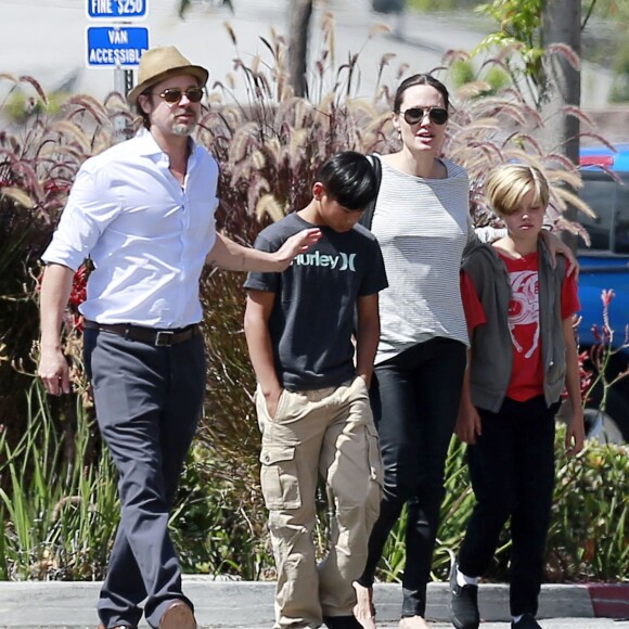 Exclusif - Brad Pitt et Angelina Jolie font du shopping au magasin Toy'R'Us avec leurs enfants Shiloh et Pax à Glendale, le 10 juillet 2015.