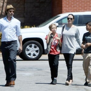 Exclusif - Brad Pitt et Angelina Jolie font du shopping au magasin Toy'R'Us avec leurs enfants Shiloh et Pax à Glendale, le 10 juillet 2015.