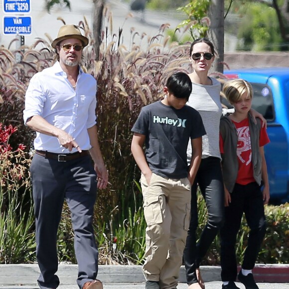 Exclusif - Brad Pitt et Angelina Jolie font du shopping au magasin Toy'R'Us avec leurs enfants Shiloh et Pax à Glendale, le 10 juillet 2015.