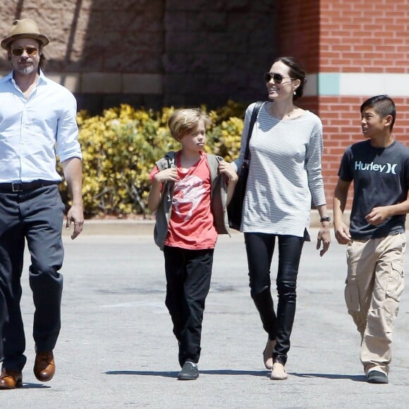 Exclusif - Brad Pitt et Angelina Jolie font du shopping au magasin Toy'R'Us avec leurs enfants Shiloh et Pax à Glendale, le 10 juillet 2015.