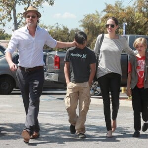 Exclusif - Brad Pitt et Angelina Jolie font du shopping au magasin Toy'R'Us avec leurs enfants Shiloh et Pax à Glendale, le 10 juillet 2015.