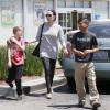 Exclusif - PAngelina Jolie fait du shopping au magasin Toy'R'Us avec ses enfants Shiloh et Pax à Glendale, le 10 juillet 2015.