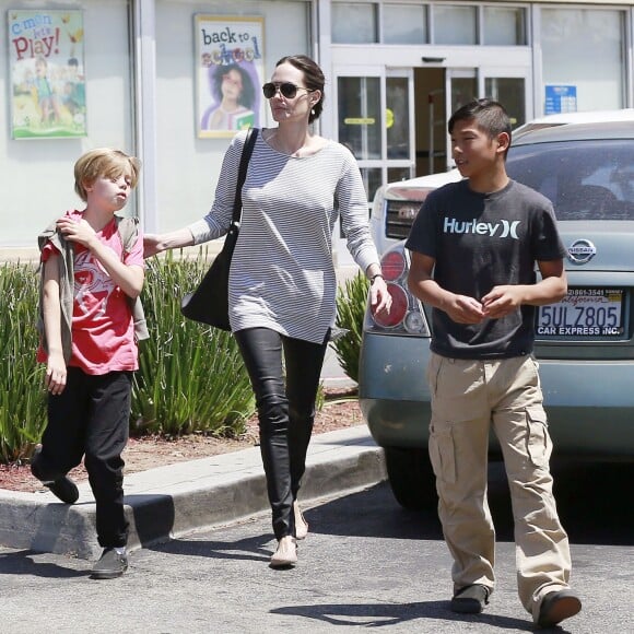 Exclusif - PAngelina Jolie fait du shopping au magasin Toy'R'Us avec ses enfants Shiloh et Pax à Glendale, le 10 juillet 2015.