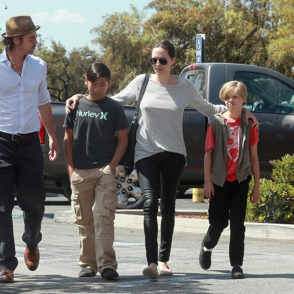 Exclusif - Brad Pitt et Angelina Jolie font du shopping au magasin Toy'R'Us avec leurs enfants Shiloh et Pax à Glendale, le 10 juillet 2015.